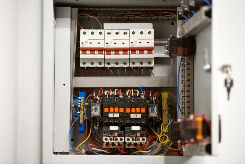 Detailný pohľad na otvorenú elektrickú skriňu s ističmi a kabelážou pre domové rozvody
