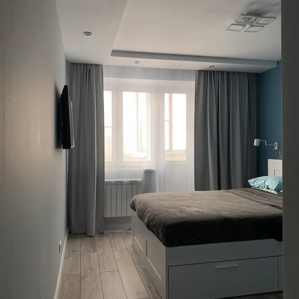 Moderná minimalistická spálňa so sivými závesmi a manželskou posteľou na domovskej stránke