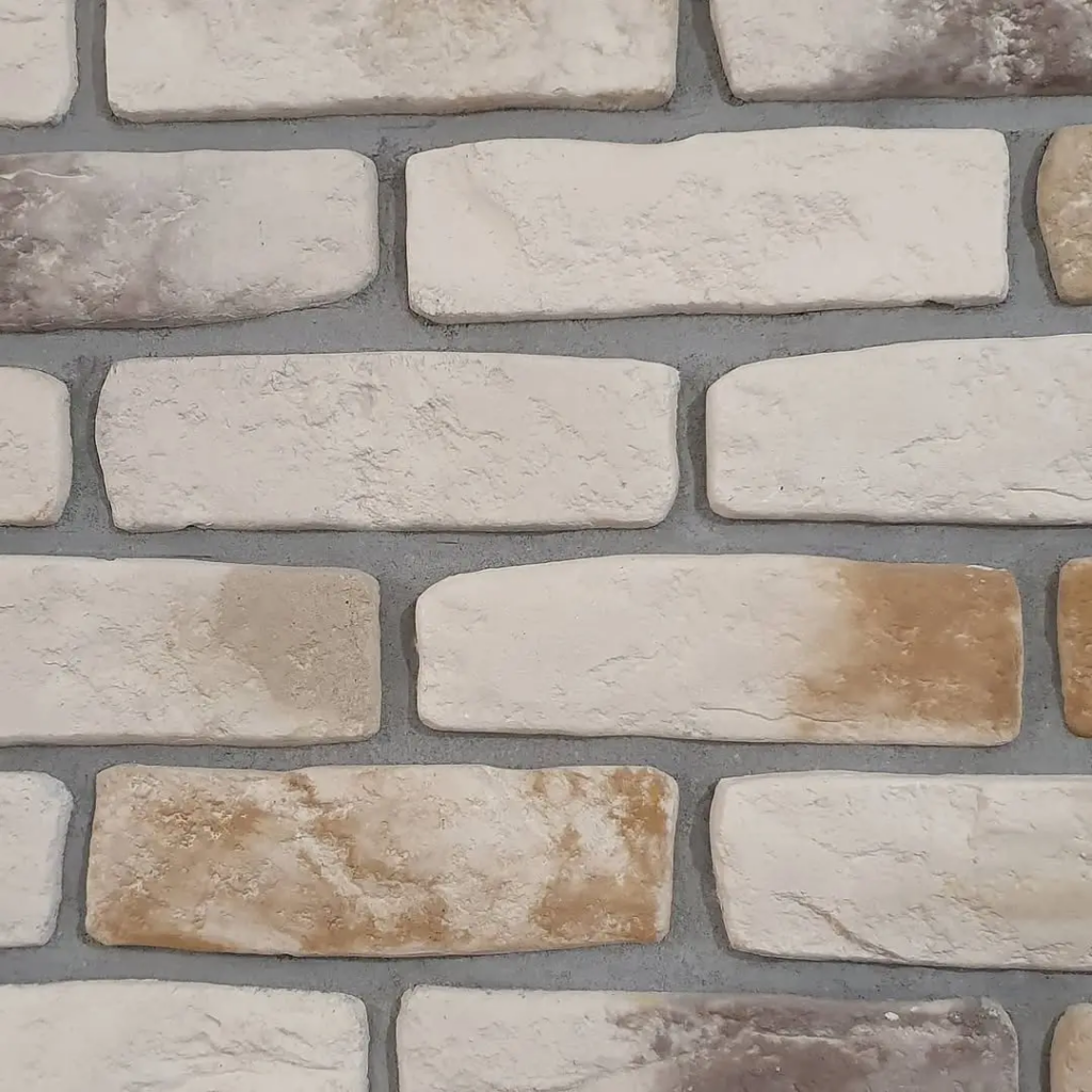 Detail realizácie tehlového obkladu v béžových odtieňoch so sivou škárovacou hmotou